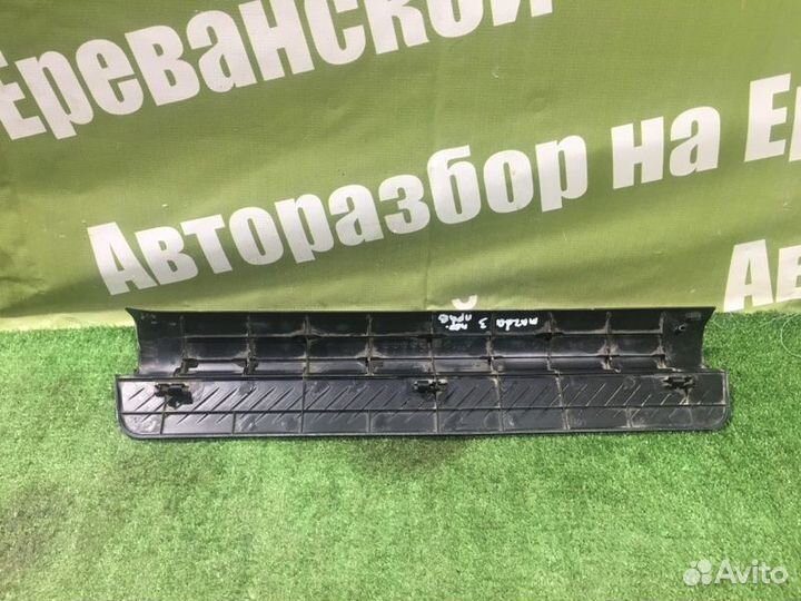 Накладка на порог салона передняя правая Mazda