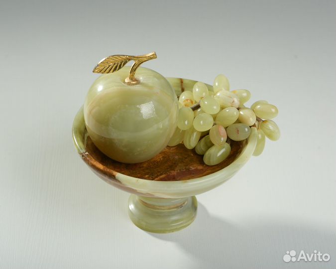 Ваза с яблоком и виноградом из натурального оникса