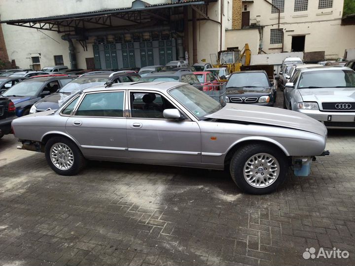 Петля двери задней правой для Jaguar XJ 4