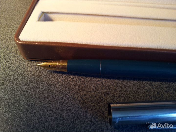 Ручка с золотым пером