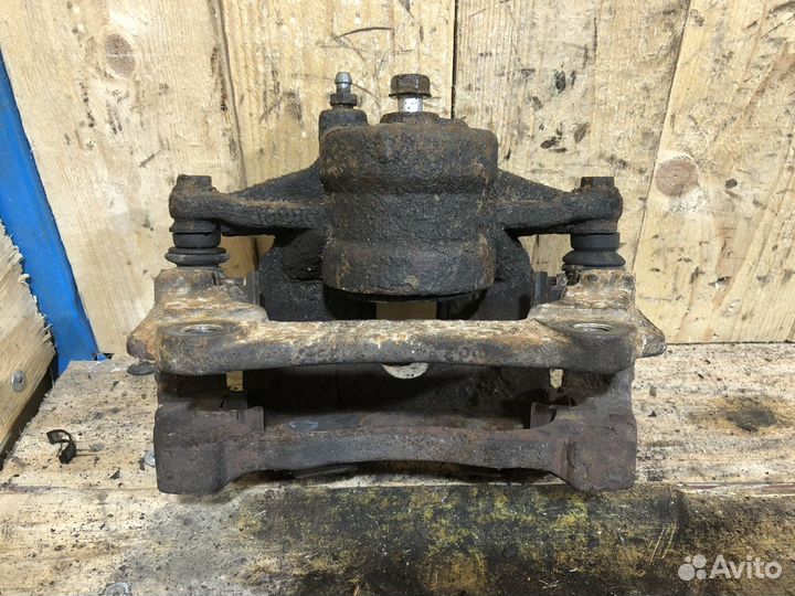 Суппорт передний левый Toyota Avensis 2, Verso