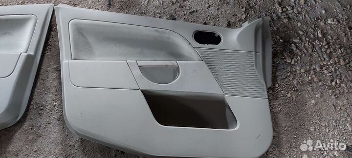 Обшивка двери на Ford Fiesta