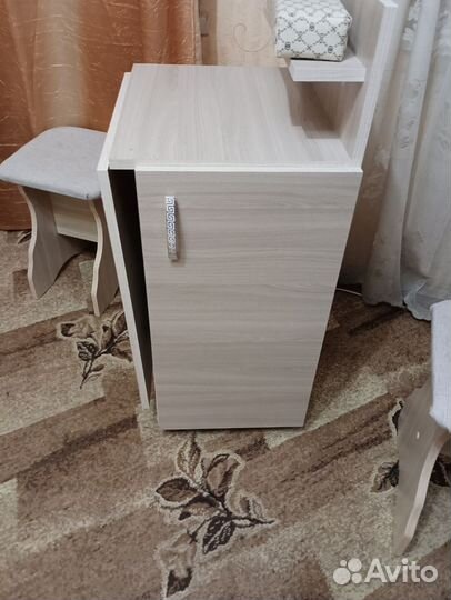 Стол для маникюра складной с полкой