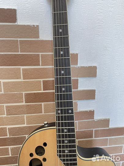 Акустическая гитара с подключением Ovation