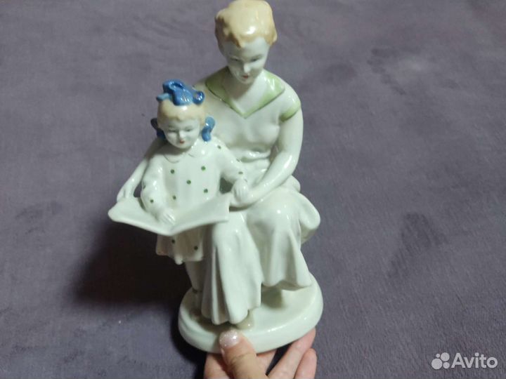 Статуэтка фарфоровая Мама с дочкой читают книгу