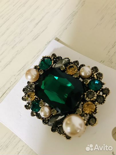 Эффектная изумрудная брошь с жемчужинами