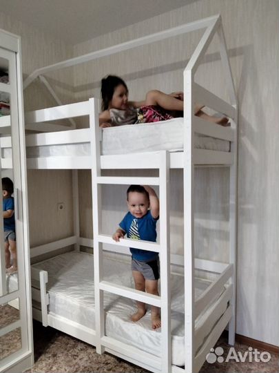 Двухъярусная кровать
