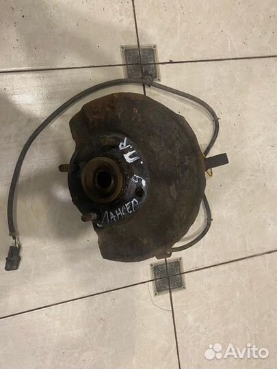 Поворотный кулак передний правый Mitsubishi Lancer