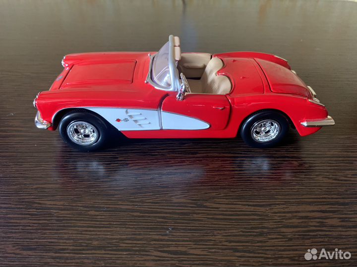 Модель автомобиля Chevrolet Corvette 1/24