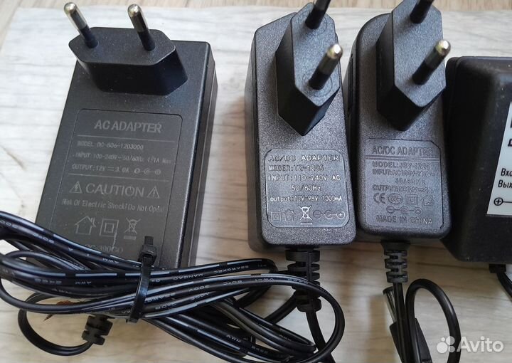 Блоки питания,кабеля телефонов и компа,пульты