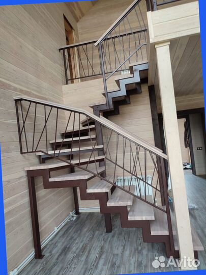 Облицовка каркаса лестницы деревом