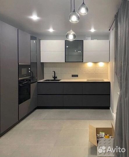 Угловая кухня до потолка с рассрочкой