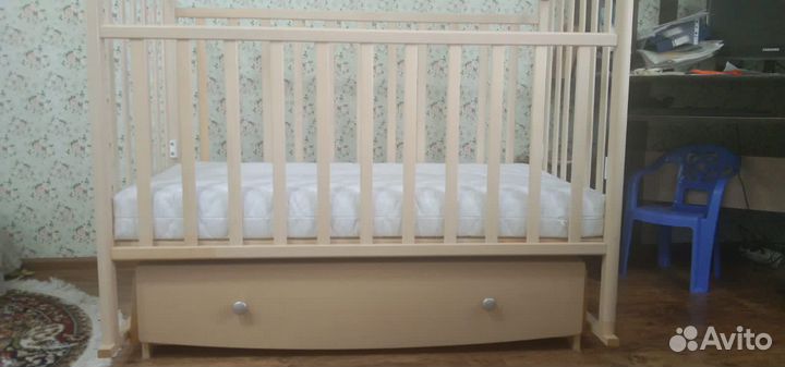 Детская кроватка с маятником