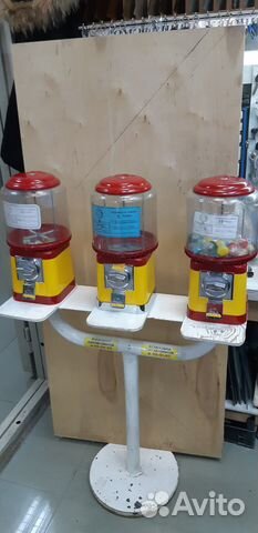 Автомат с ирушками и жевательной резинкой