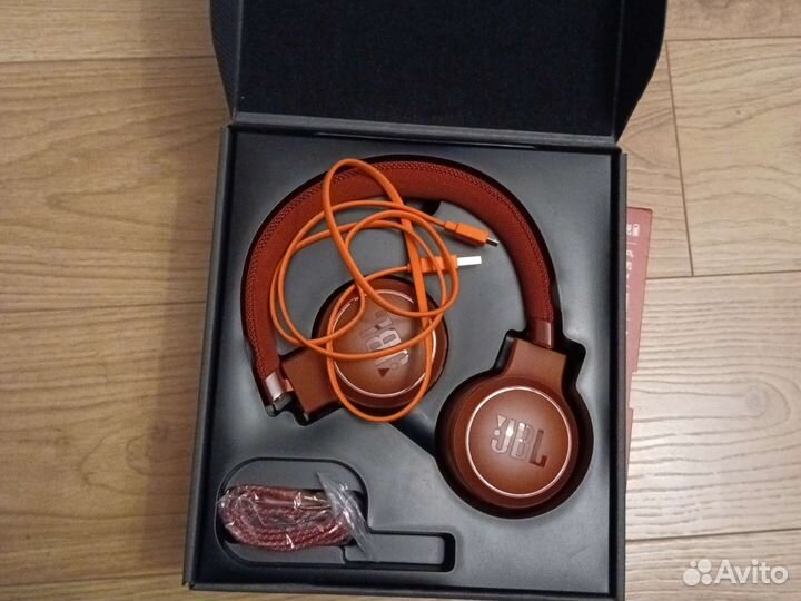 Беспроводные накладные наушники JBL live400BT