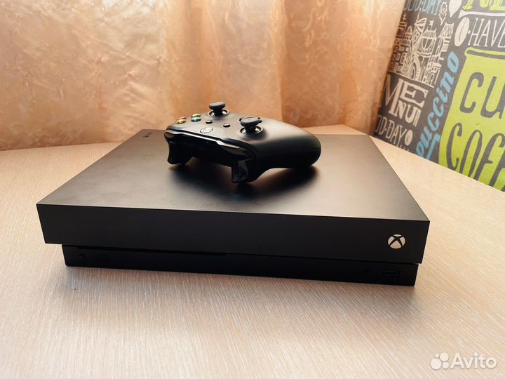 XBox One X 1Tb + геймпад
