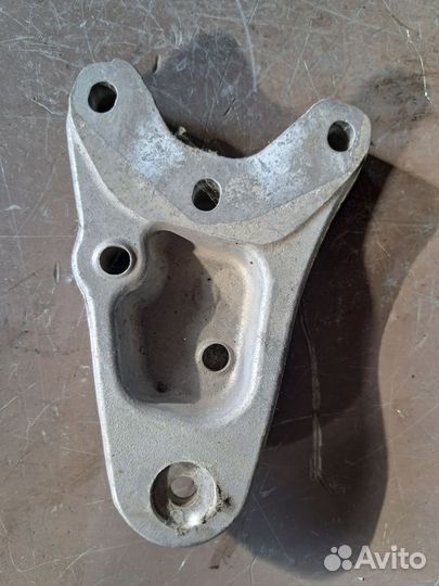 Кронштейн крепления подушки двигателя Skoda Fabia