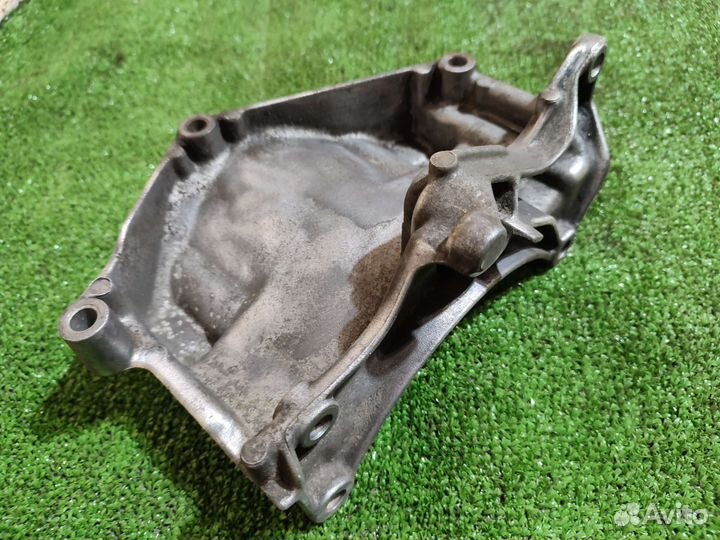 Кронштейн генератора Mercedes w124 m111