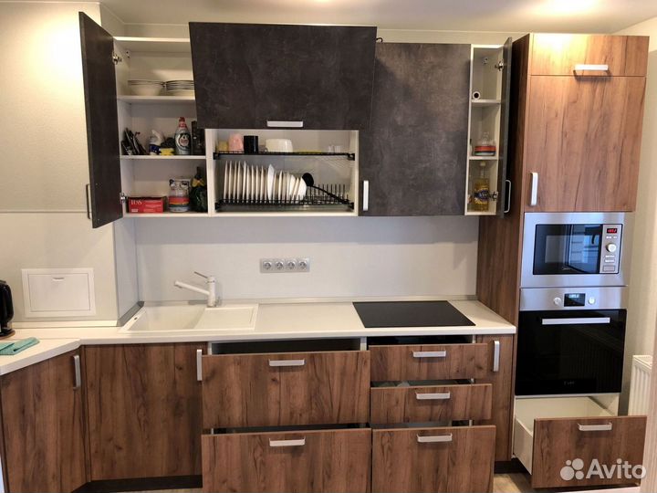 Уютный кухонный гарнитур в современном стиле