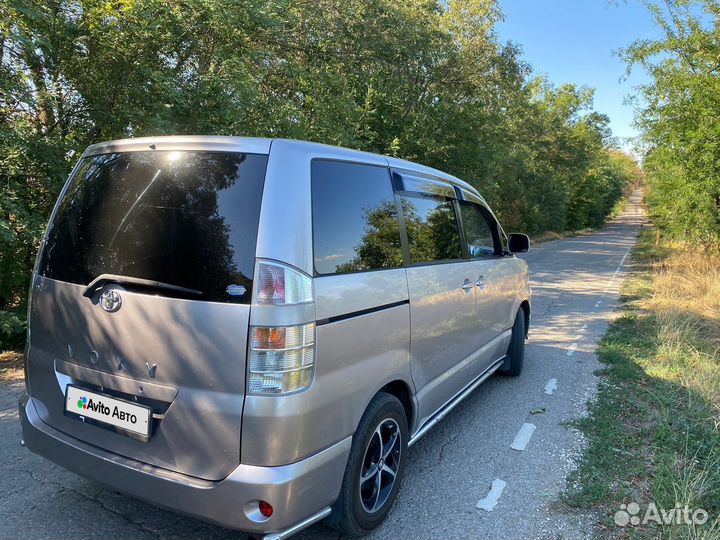 Toyota Voxy 2.0 AT, 2002, 120 000 км