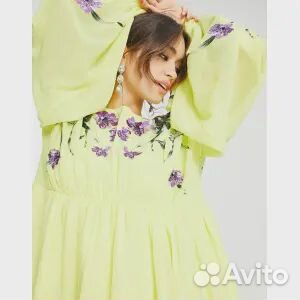 Желтое платье мини с объемными рукавами и лифом с