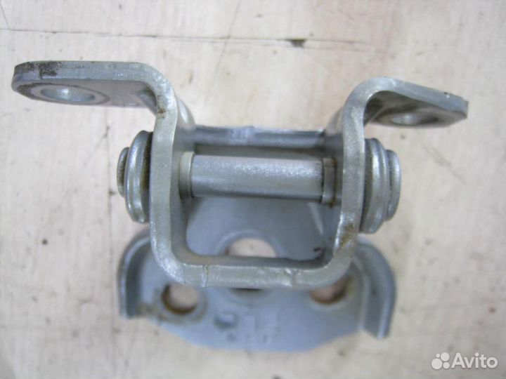 Петля двери передней левой нижняя Subaru Forester