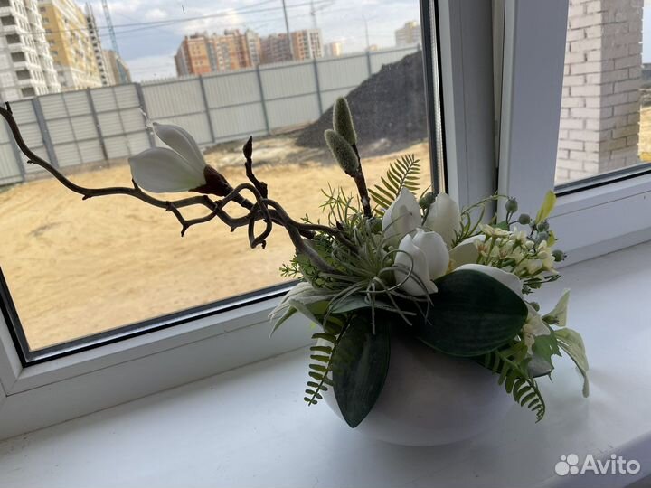 Композиция из искусственных цветов