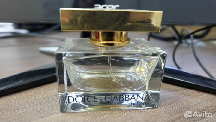 Флаконы с остатками парфюма от Dior и Dolce Gabban