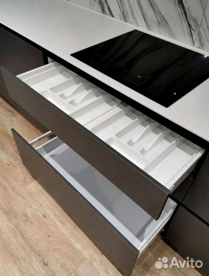 Угловая в потолок кухня на заказ