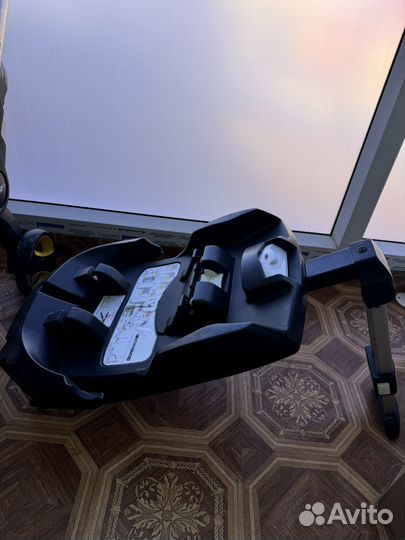 Коляска-автокресло doona с базой Isofix