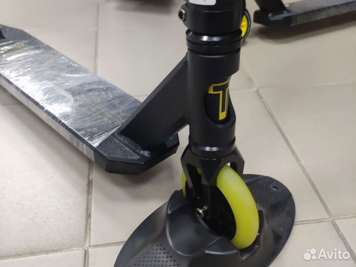 Самокат трюковой Duker 303 черный/желтый