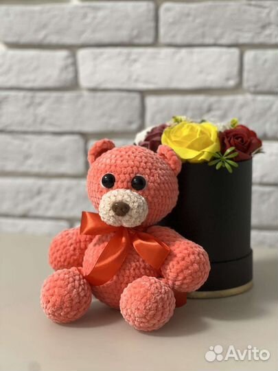 Плюшевый вязаный медведь