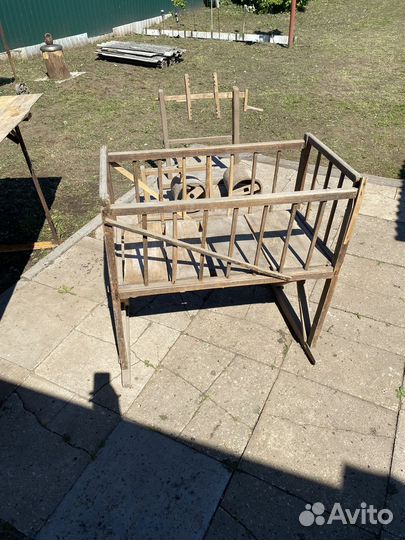 Старинная детская кроватка и предметы старины