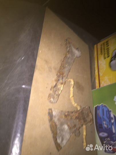 Старинный топор и ключ