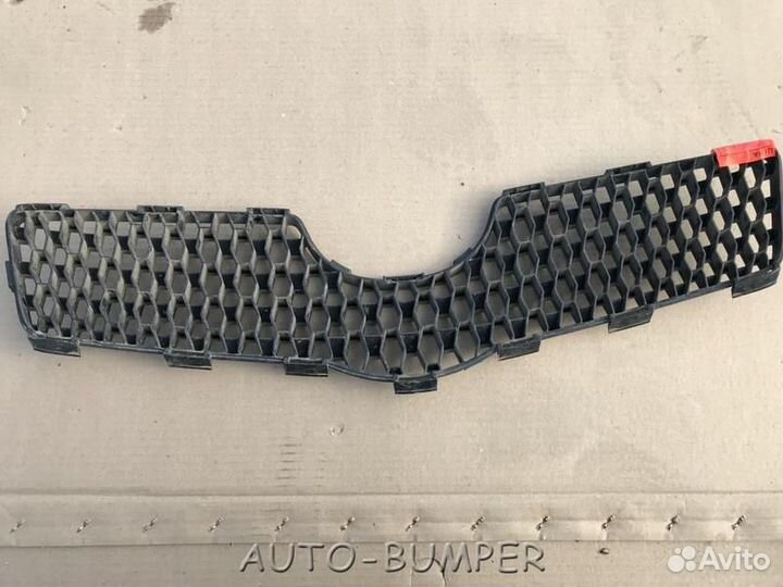 Toyota Yaris 2005- Решетка радиатора