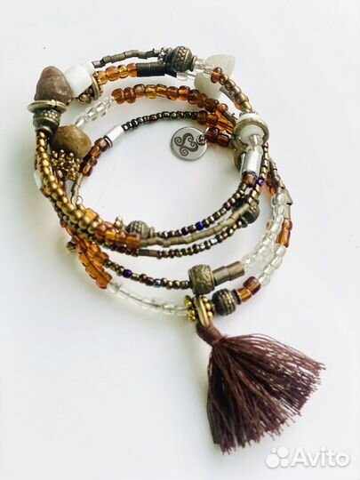 Браслет с камнями и бисером