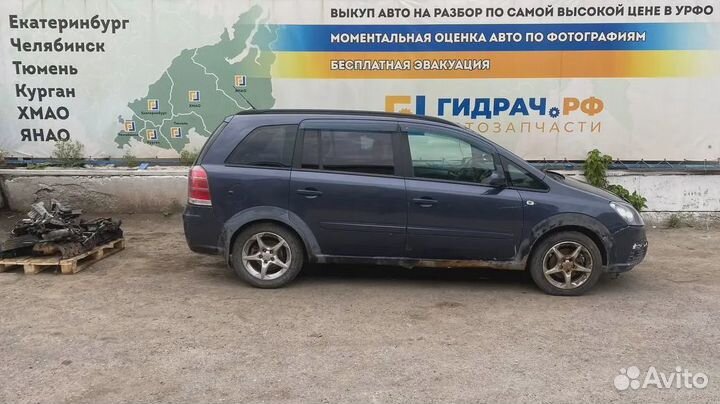 Кронштейн полки багажника Opel Zafira B 13158257