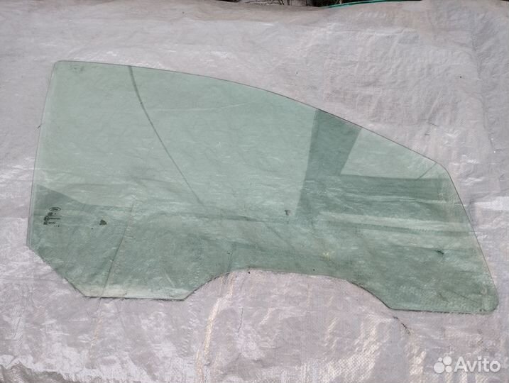 Стекло боковое переднее правое Форд фокус 1 2003 г