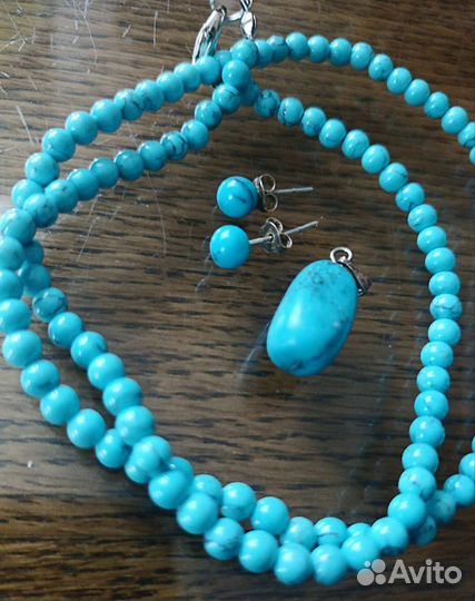 Бусы, серьги-пуссеты, кулон из бирюзы