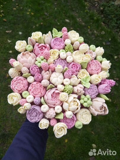 Букеты из шоколада в шляпных коробках