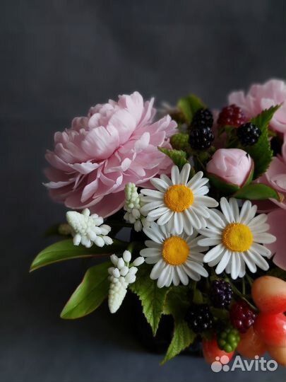 Композиция из полимерной глины с пионами