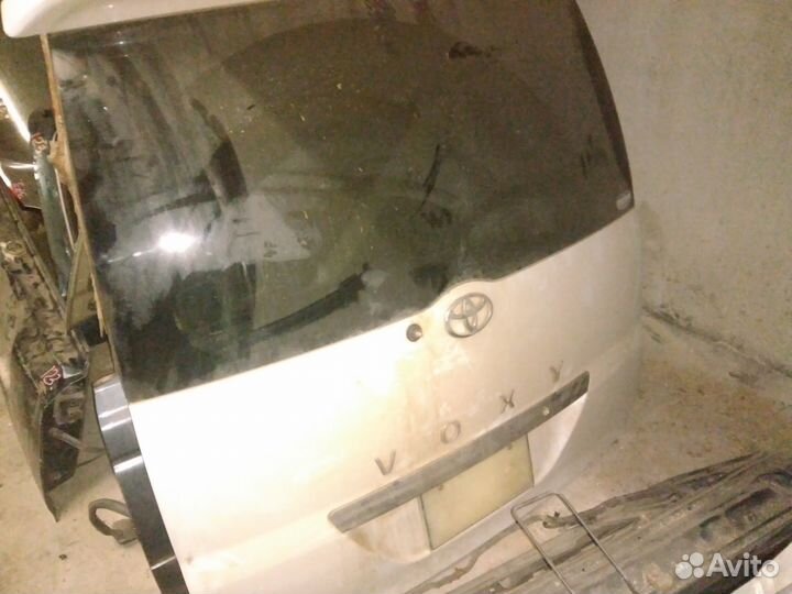 Двери Тойота Вокси R60