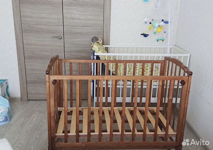 Детская кроватка с продольным маятником