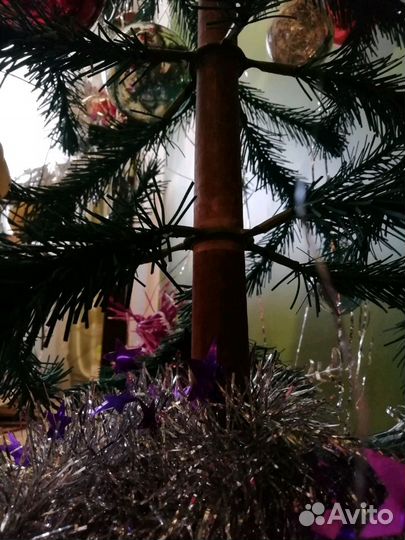 Ель искусственная, гирлянды, игрушки
