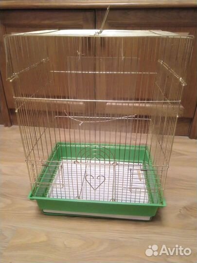 Клетки для птиц вместе с аксессуарами