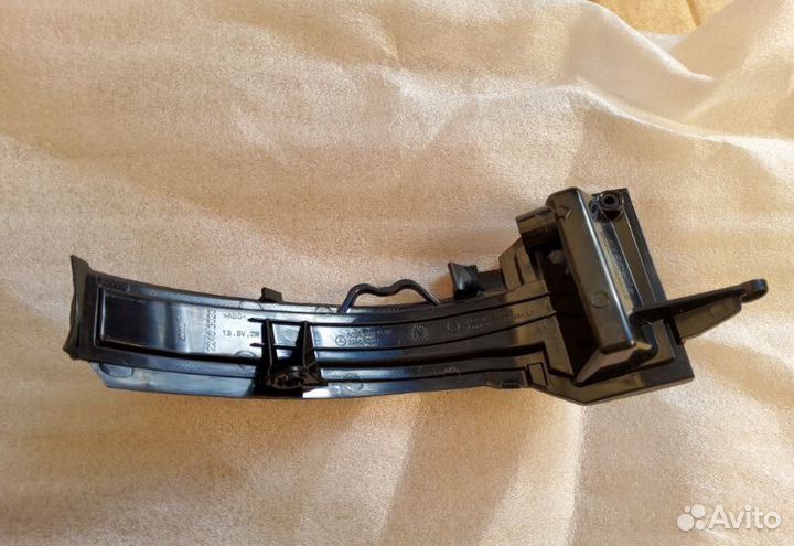 Поворотник зеркала передний правый верхний