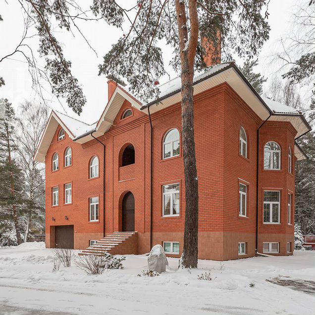Дом 950 м² на участке 38 сот.