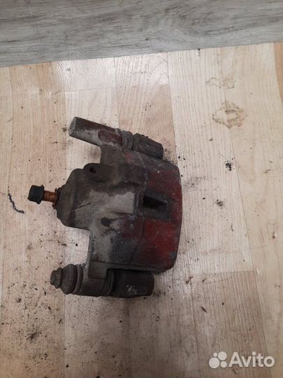 Суппорт задний правый Toyota Harrier MCU10W 1MZ-FE