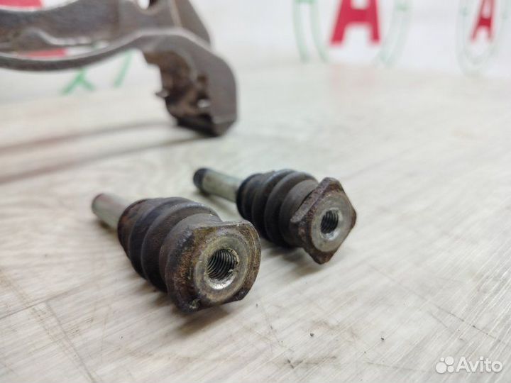 Скоба суппорта передняя Mitsubishi Lancer 9 CS5W