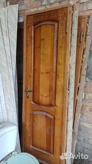 Раковина керамическая. Дверь деревянная